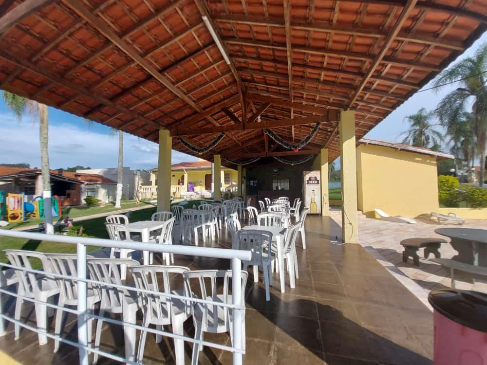 Sitio tem 15 mil metros com: 25 quartos, 33 banheiros, total 3 casas e 12 suítes em chalés, Piscina semi olímpica com escorregador, campo de futebol e vôlei, churrasqueira, salão de festa, salão de jogos, 2 playgrounds, lago em Atibaia SP - www.melhoresimoveisonline.com.br