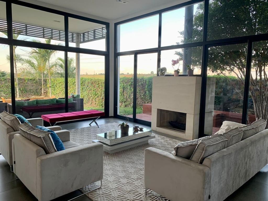 Esta casa deslumbrante oferece uma combinação perfeita de conforto, modernidade condomínio Reserva da Serra, com uma vista privilegiada - www.melhoresimoveisonline.com.br