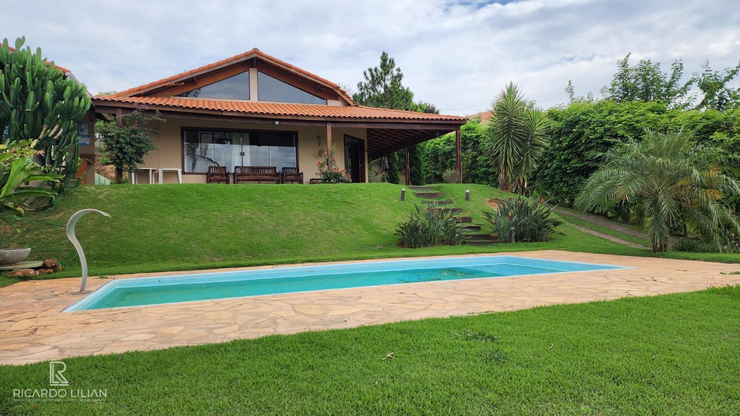 Maravilhosa Chacara na cidade de Atibaia - 3 dormitórios, piscina, espaço gourmet e 1000m² de terreno. Condomínio de chácaras Pararanga - Laranjal - Atibaia/SP - www.melhoresimoveisonline.com.br